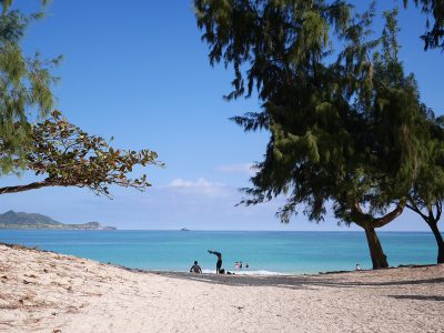 オアフ島の東海岸にあるカイルアビーチを散策してラニカイジュースでひと休み／ハワイ カイルア