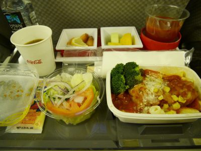 ハワイ旅行JAL機内食（ホノルル〜羽田）ロールキャベツと焼き鳥丼