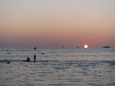 ハワイ ワイキキビーチ 息をのむほど美しい夕日