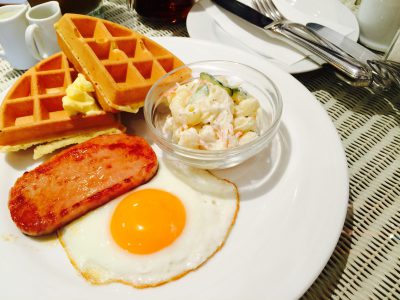 【閉店】横浜元町 ハワイアンカフェ「コペラニ」でワッフルとベーコン＆目玉焼きセット