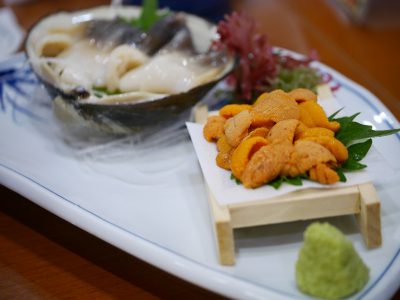 「ヤン衆料理 北の漁場」でホッキ貝とウニの刺身／北海道 札幌場外市場
