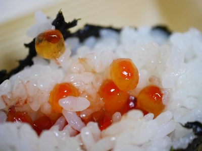24時間営業の手作りおにぎり専門店「にぎりめし」で塩すじこと鮭バター／札幌 すすきの