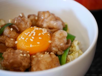 すき焼きのタレで炒めたモツ丼