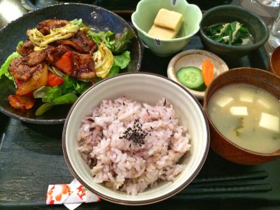 すき焼きのタレで炒めたモツ丼