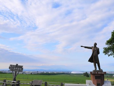 北海道 札幌 羊ケ丘展望台「少年よ、大志を抱け！」で有名なクラーク博士像