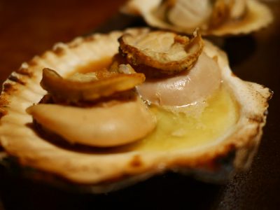 すすきの 居酒屋ほたるでさんまの刺身と帆立のバター焼き／北海道札幌