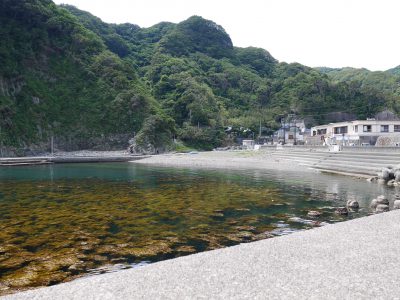 抜群の透明度を誇るヒリゾ浜への渡し船が出る港「中木海岸」／静岡県・南伊豆町