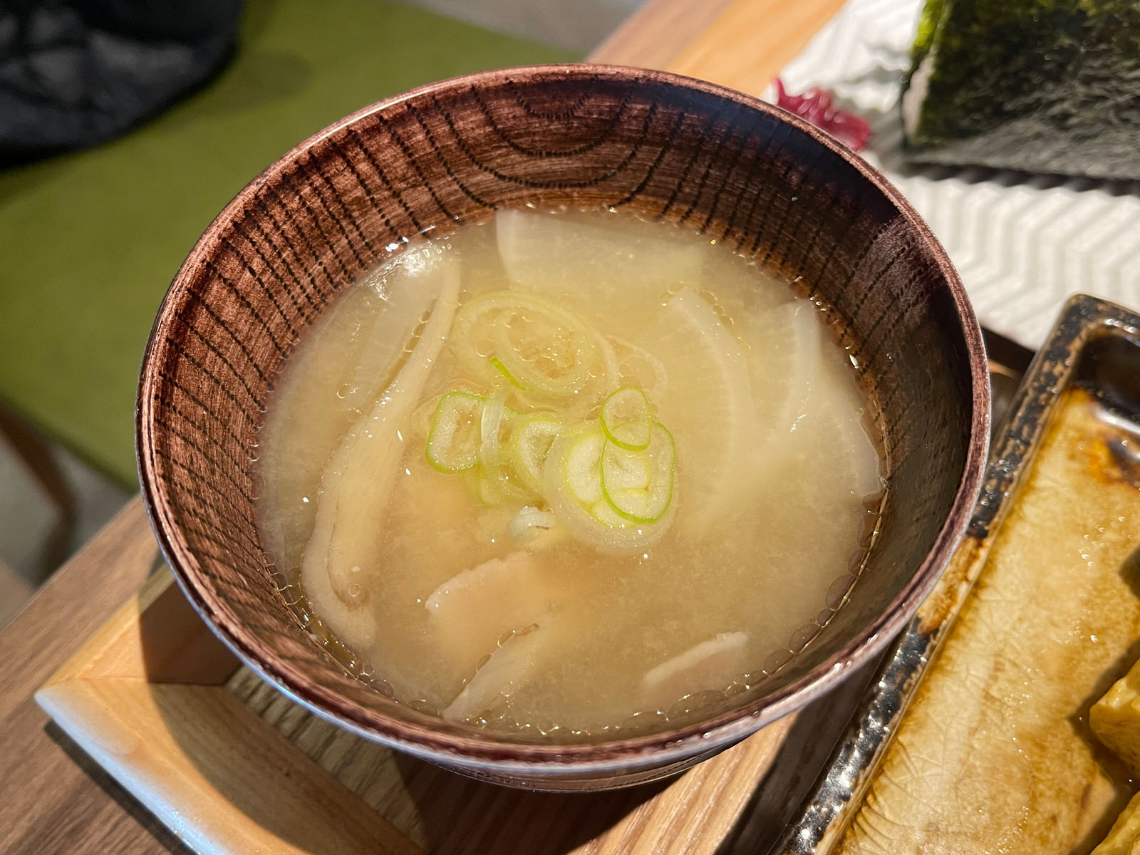 横浜 石川町のおにぎり屋さん「新緑」でおにぎりセット(唐揚げ・豚汁・だし巻き卵付き)を食べたよ！