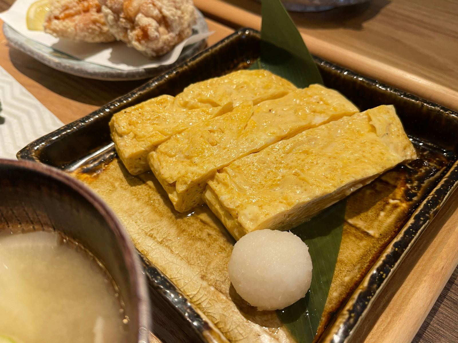 横浜 石川町のおにぎり屋さん「新緑」でおにぎりセット(唐揚げ・豚汁・だし巻き卵付き)を食べたよ！