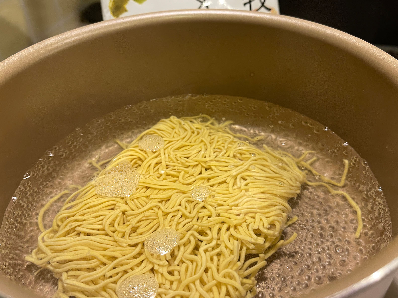 冷凍したカレーラーメン食べ比べ！ まずは「苫小牧カレーラーメン」を食べてみる！