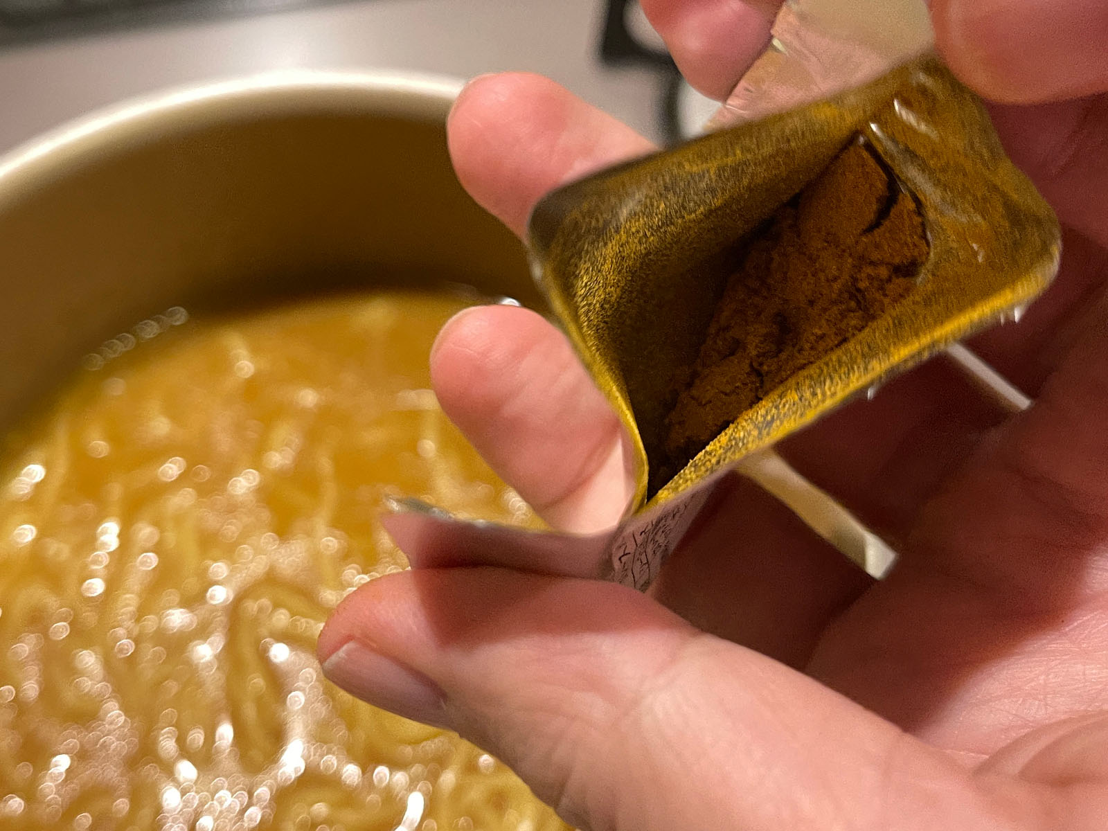 冷凍したカレーラーメン食べ比べ！ まずは「苫小牧カレーラーメン」を食べてみる！