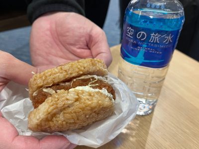COMELで海老カツライスバーガー食べたよ！／羽田空港第2ターミナル63番ゲート付近