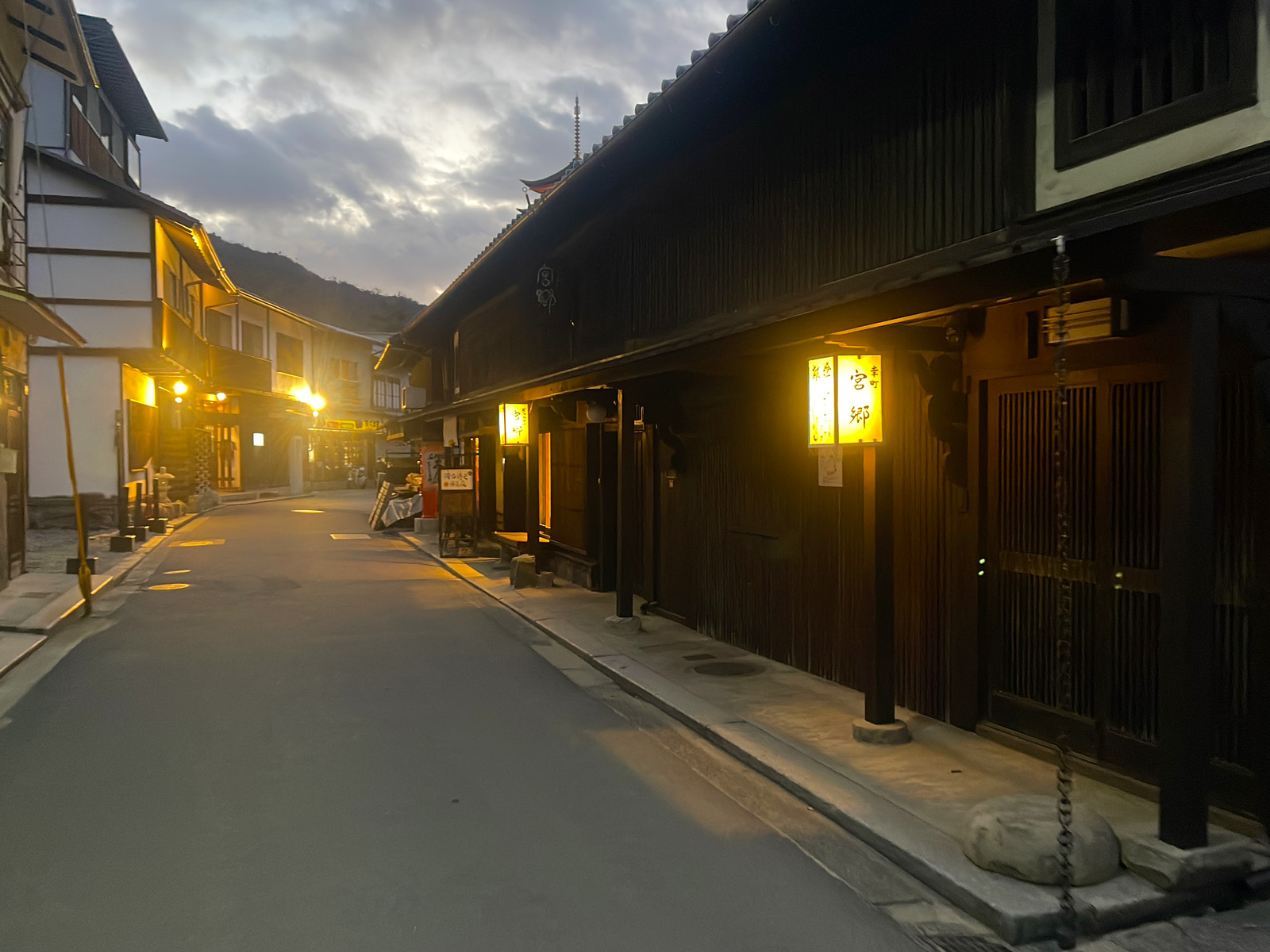 干潮の厳島神社 大鳥居を見るため、夕暮れの宮島をプラプラしてみたよ！／広島県廿日市