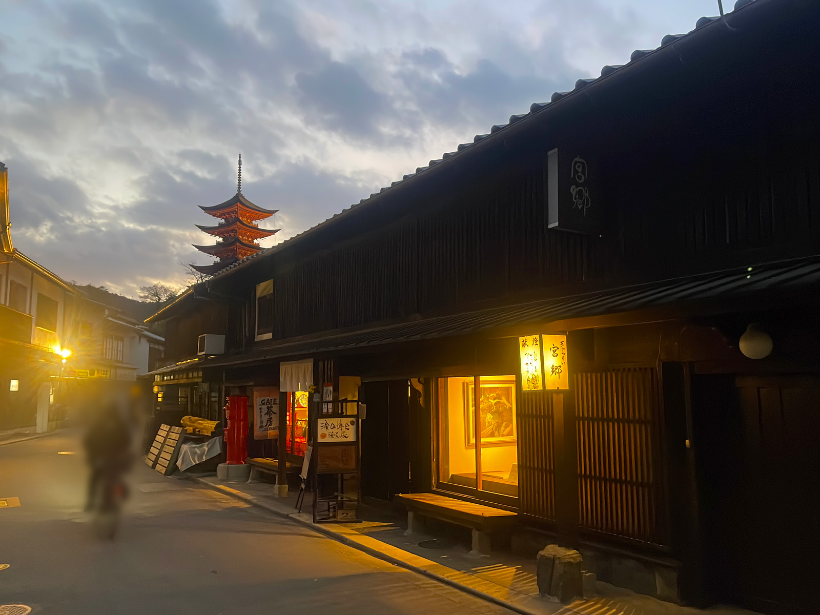 干潮の厳島神社 大鳥居を見るため、夕暮れの宮島をプラプラしてみたよ！／広島県廿日市