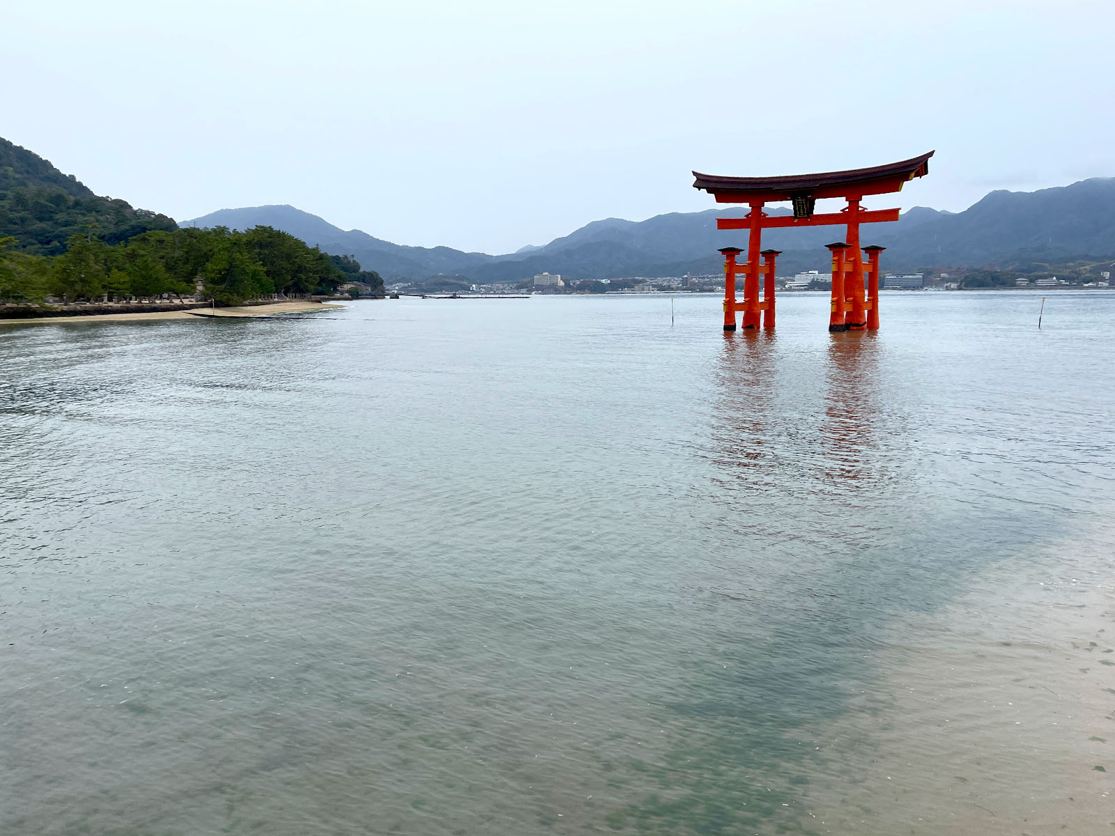 宮島にある国宝・世界遺産 厳島神社の大鳥居の近くまで行ってみたよ！／広島県廿日市