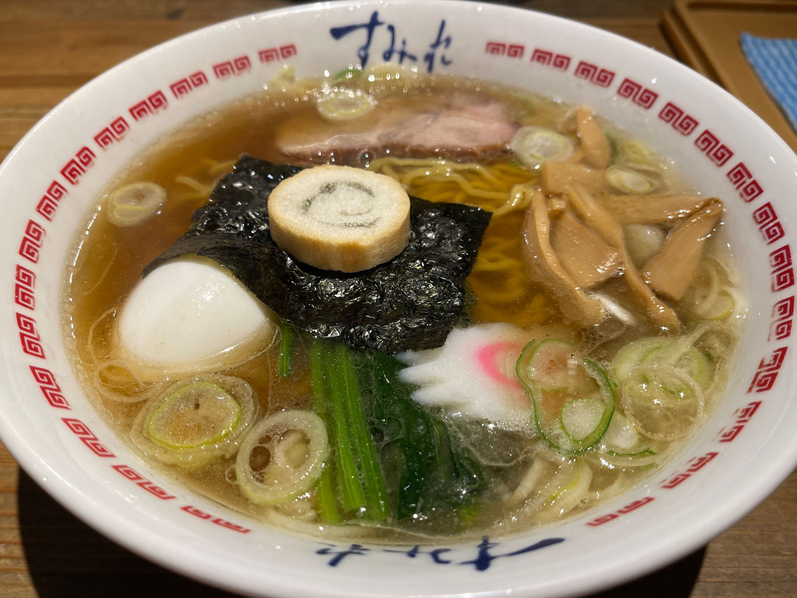 横浜の札幌味噌ラーメン「すみれ」で味噌ラーメン、昔風ラーメン(あっさり醤油)を食べた！