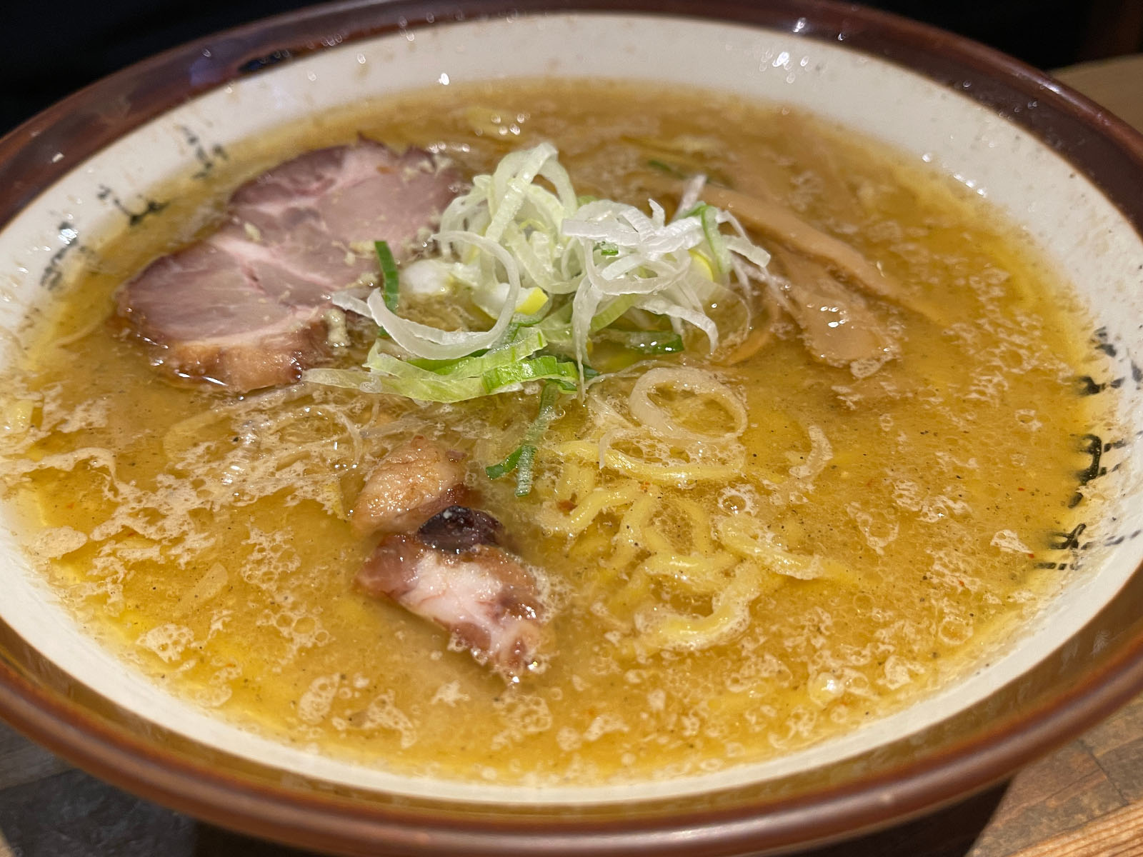 横浜の札幌味噌ラーメン「すみれ」で味噌ラーメン、昔風ラーメン(あっさり醤油)を食べた！