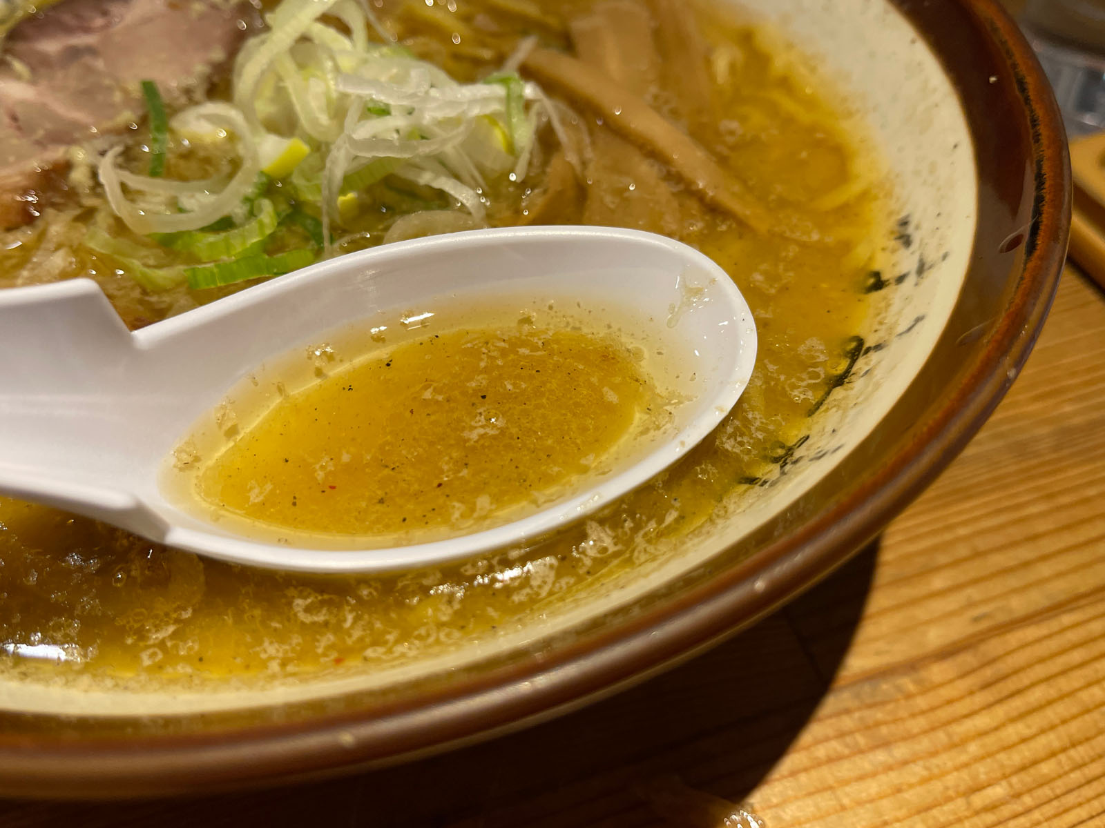 横浜の札幌味噌ラーメン「すみれ」で味噌ラーメン、昔風ラーメン(あっさり醤油)を食べた！