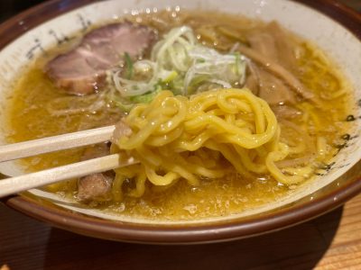 横浜野毛の札幌味噌ラーメン「すみれ」で味噌ラーメン、昔風ラーメン(あっさり正油)を食べた！