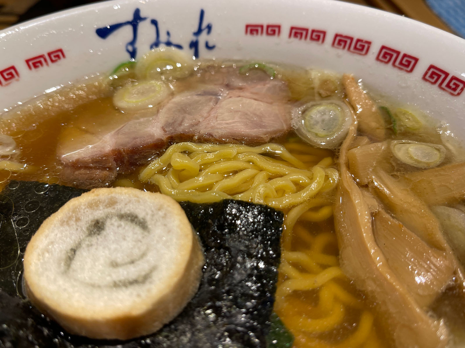 横浜の札幌味噌ラーメン「すみれ」で味噌ラーメン、昔風ラーメン(あっさり醤油)を食べた！