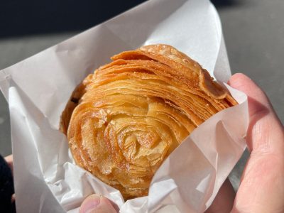 龍盛飯店の食べ歩き・手作り上海風焼きパイ(上海豚肉餅)を食べたよ／横浜中華街