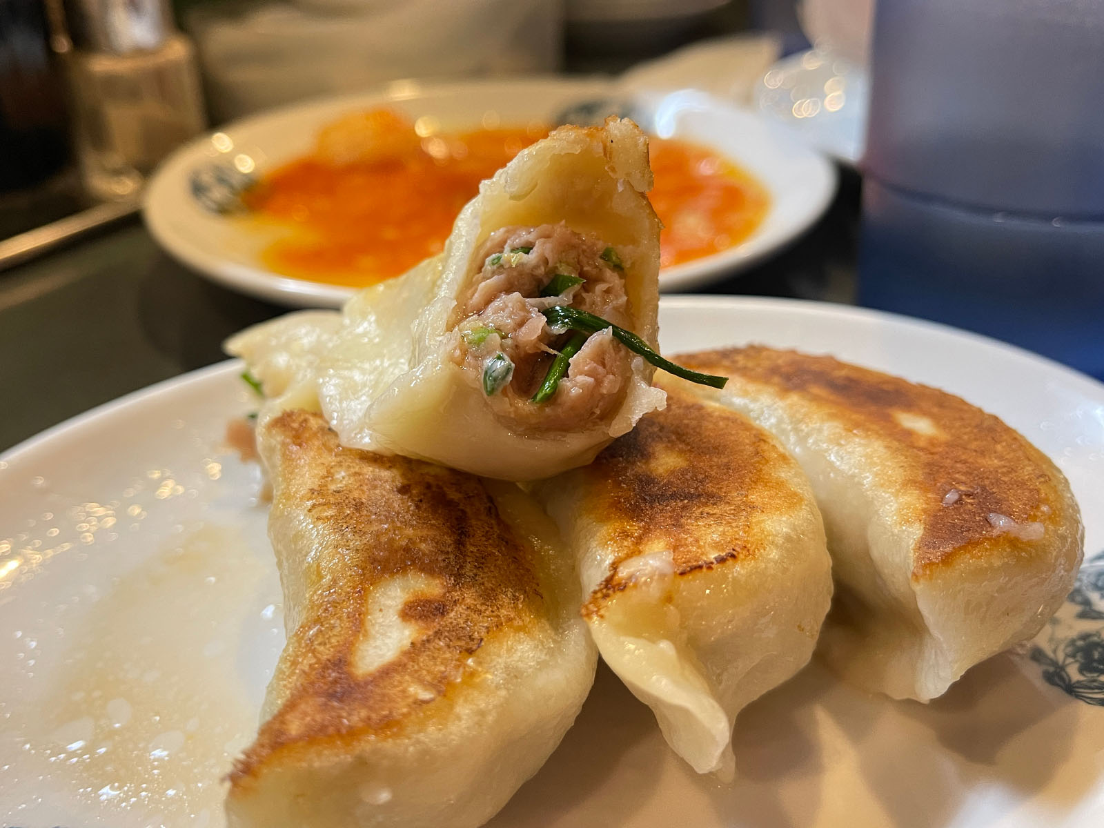 横浜中華街の揚州麺房(ヨウシュウメンボウ)で担々麺、イカチリ、焼き餃子食べた！