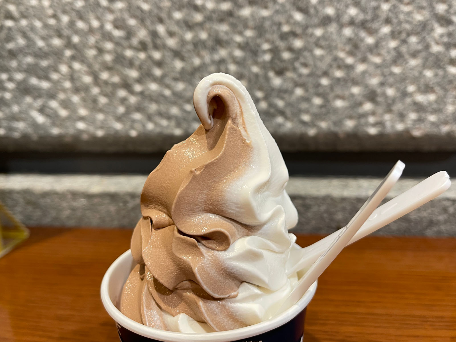 22％MARKETの「菓子と喫茶 SIROYA」で白い恋人ソフトクリーム食べたよ！／札幌大通