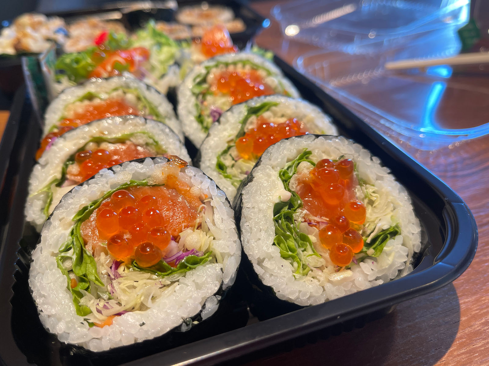 HOKKAIDO SUSHI ROLLでサーモンいくら巻きと知床和牛天ぷら巻き食べた／北海道札幌