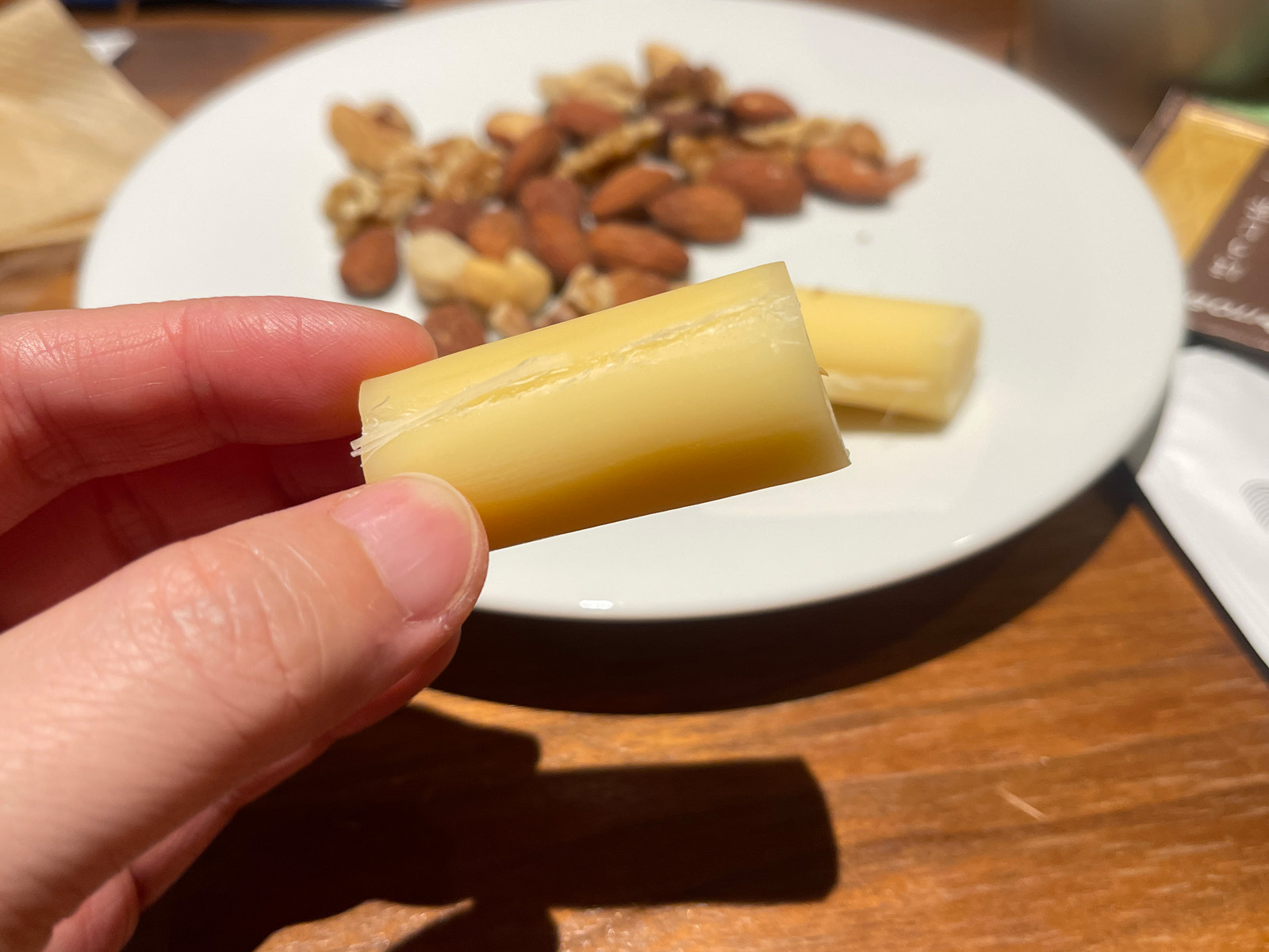 あしょろチーズ工房の熟モッツァレラ"ころ"、ひがしもこと乳酪館のスモークチーズ買った／北海道土産