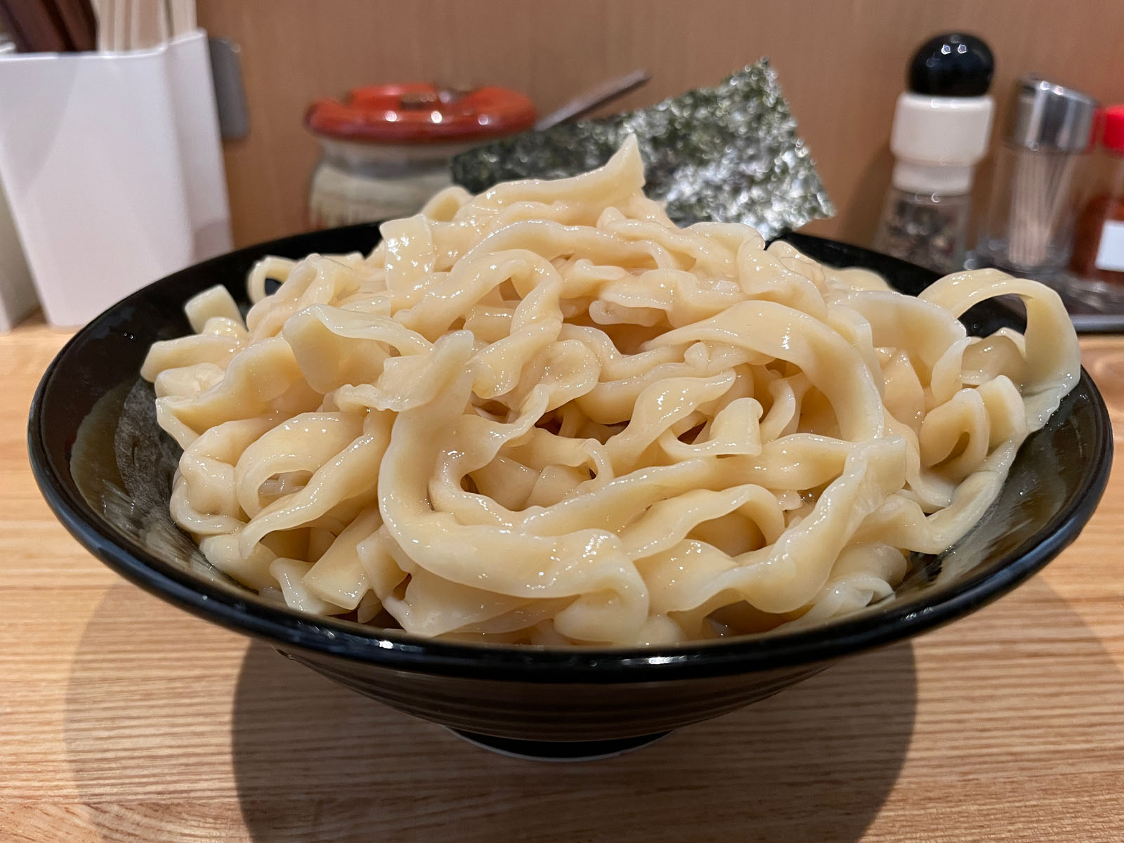 つけ麺 はま紅葉で、魚介豚骨スープの細麺・平打ち手揉み縮れ麺食べた！／横浜日ノ出町