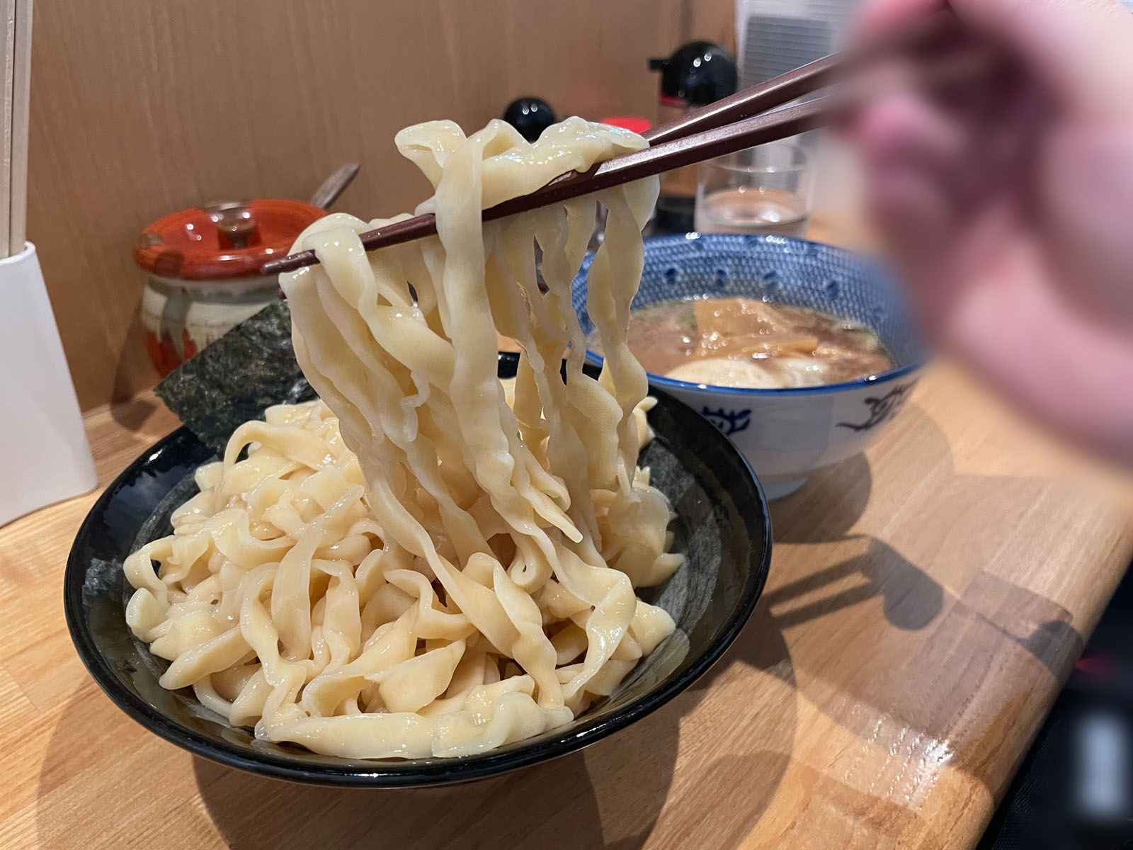 つけ麺 はま紅葉で、魚介豚骨スープの細麺・平打ち手揉み縮れ麺食べた！／横浜日ノ出町