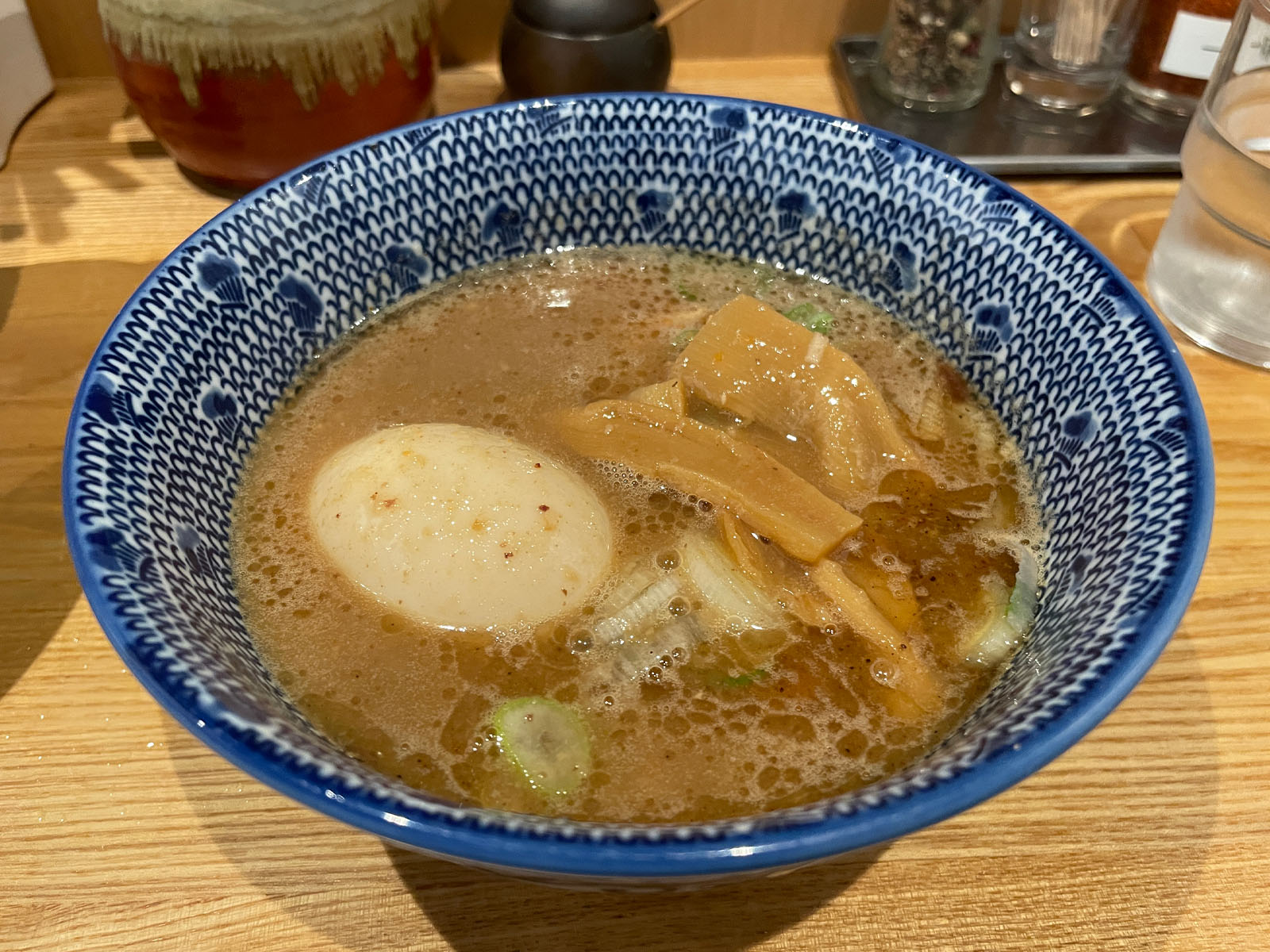 つけ麺 はま紅葉で、魚介豚骨スープの細麺・平打ち手揉み縮れ麺食べた！／横浜日ノ出町