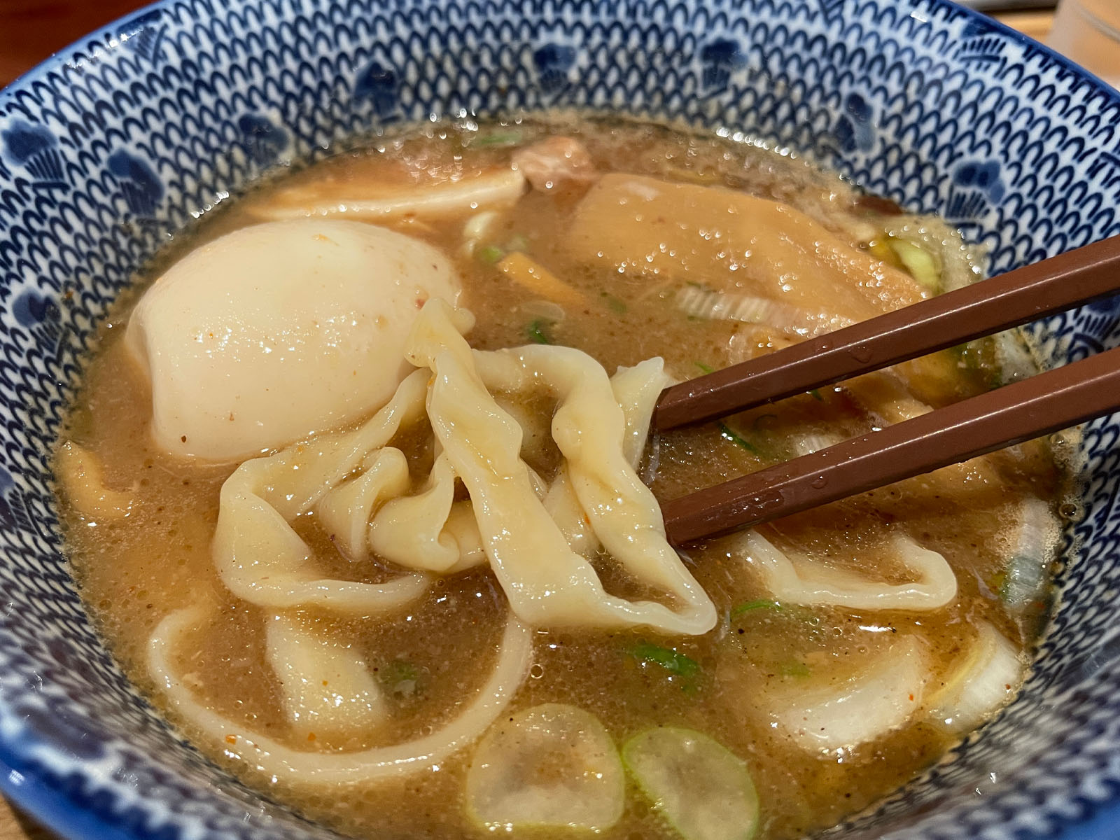 つけ麺 はま紅葉で、魚介豚骨スープの細麺・平打ち手揉み縮れ麺食べた！／横浜日ノ出町