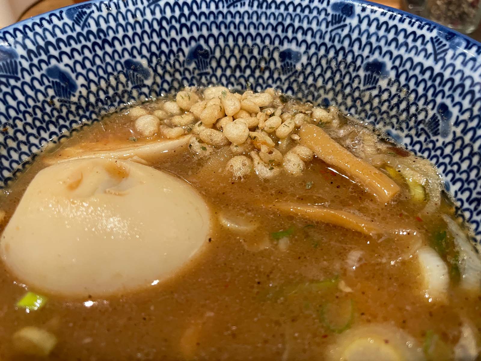 つけ麺 はま紅葉で、魚介豚骨スープの細麺・平打ち手揉み縮れ麺食べた！／横浜日ノ出町