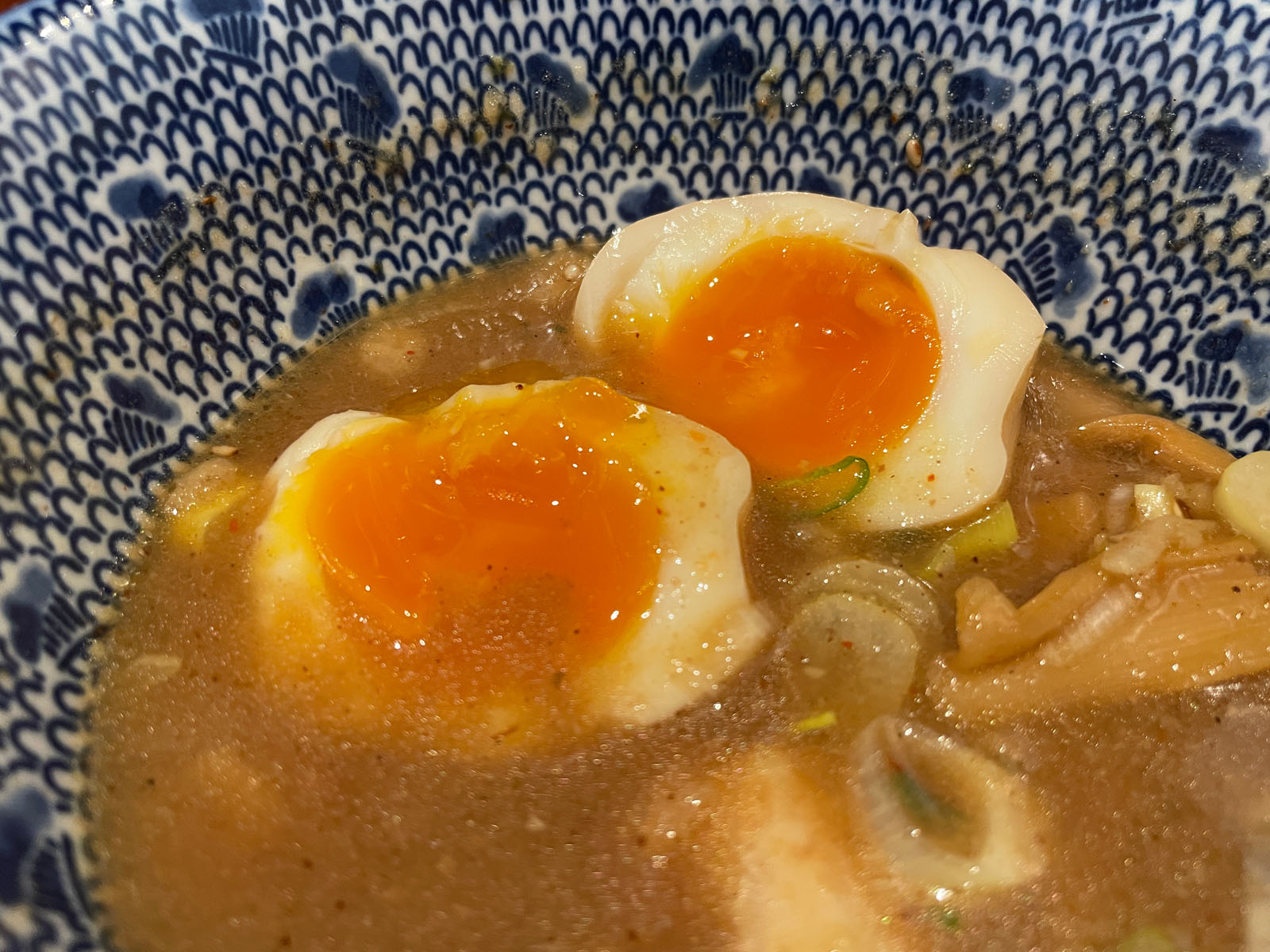 つけ麺 はま紅葉で、魚介豚骨スープの細麺・平打ち手揉み縮れ麺食べた！／横浜日ノ出町