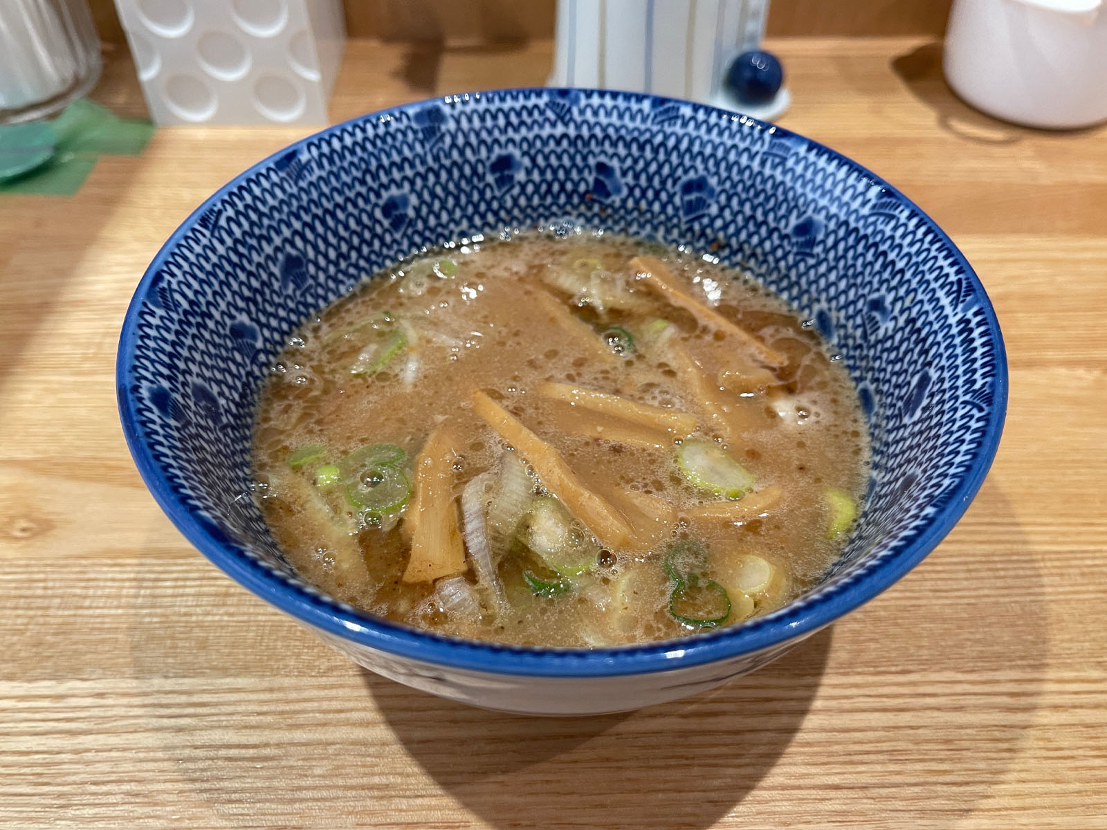 つけ麺 はま紅葉で、魚介豚骨スープの細麺・平打ち手揉み縮れ麺食べた！／横浜日ノ出町