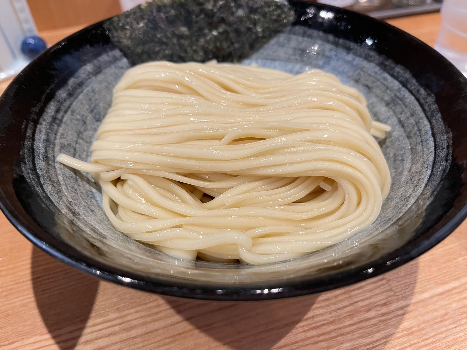 つけ麺 はま紅葉で、魚介豚骨スープの細麺・平打ち手揉み縮れ麺食べた！／横浜日ノ出町