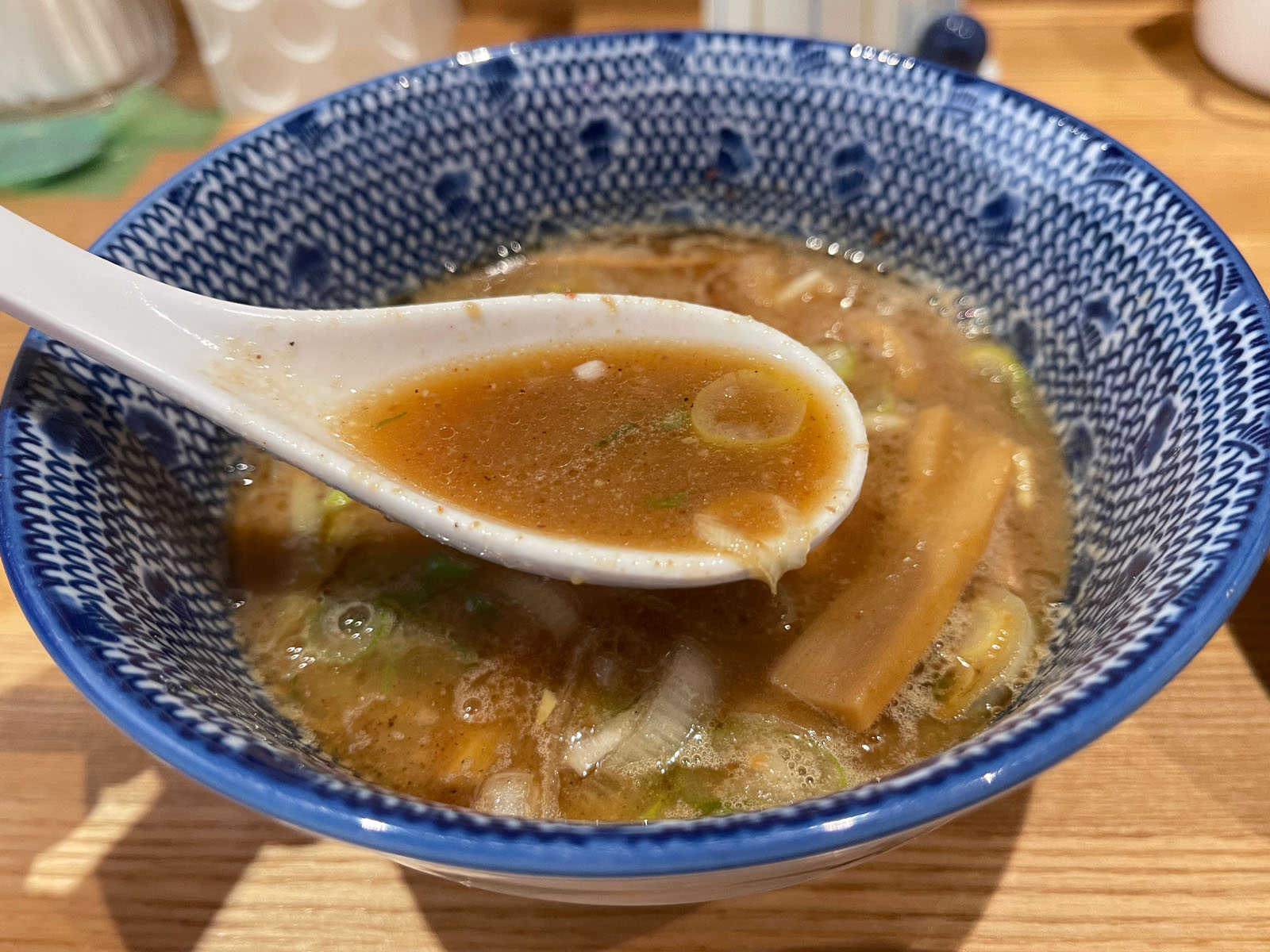 つけ麺 はま紅葉で、魚介豚骨スープの細麺・平打ち手揉み縮れ麺食べた！／横浜日ノ出町