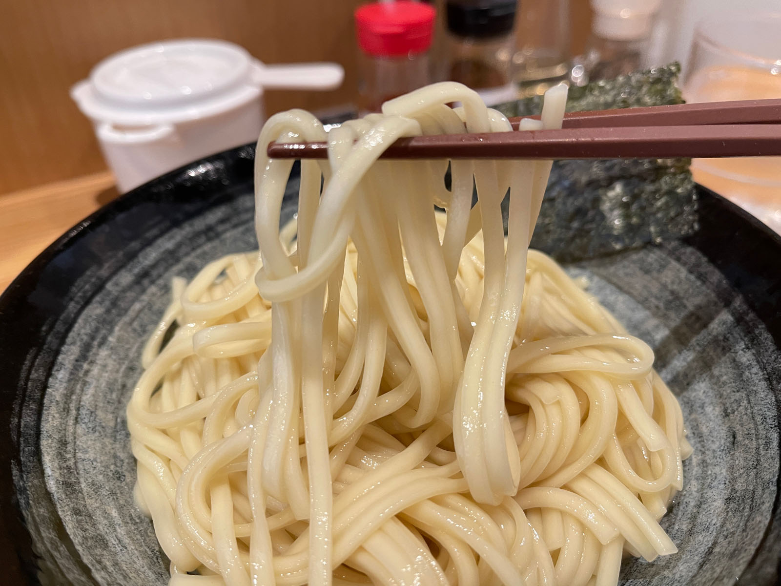 つけ麺 はま紅葉で、魚介豚骨スープの細麺・平打ち手揉み縮れ麺食べた！／横浜日ノ出町