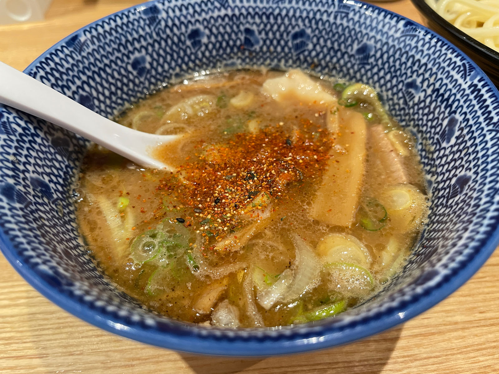 つけ麺 はま紅葉で、魚介豚骨スープの細麺・平打ち手揉み縮れ麺食べた！／横浜日ノ出町