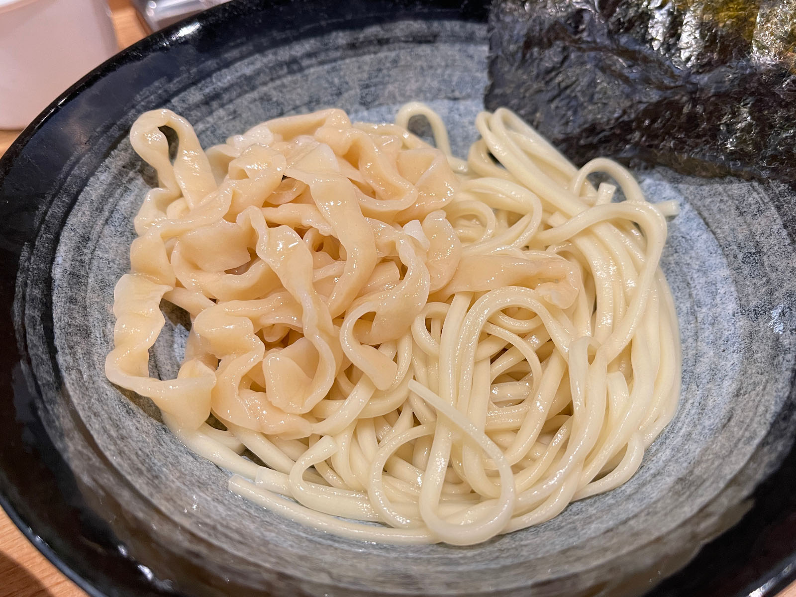 つけ麺 はま紅葉で、魚介豚骨スープの細麺・平打ち手揉み縮れ麺食べた！／横浜日ノ出町