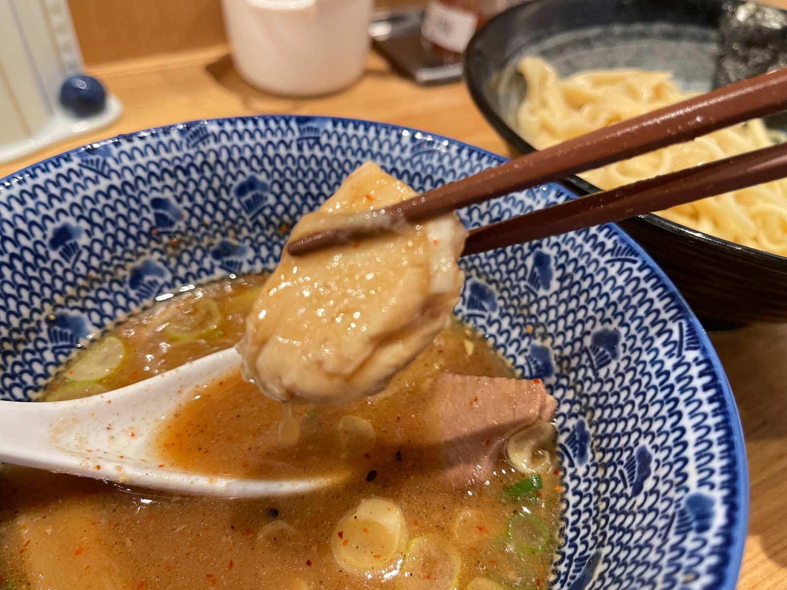 つけ麺 はま紅葉で、魚介豚骨スープの細麺・平打ち手揉み縮れ麺食べた！／横浜日ノ出町