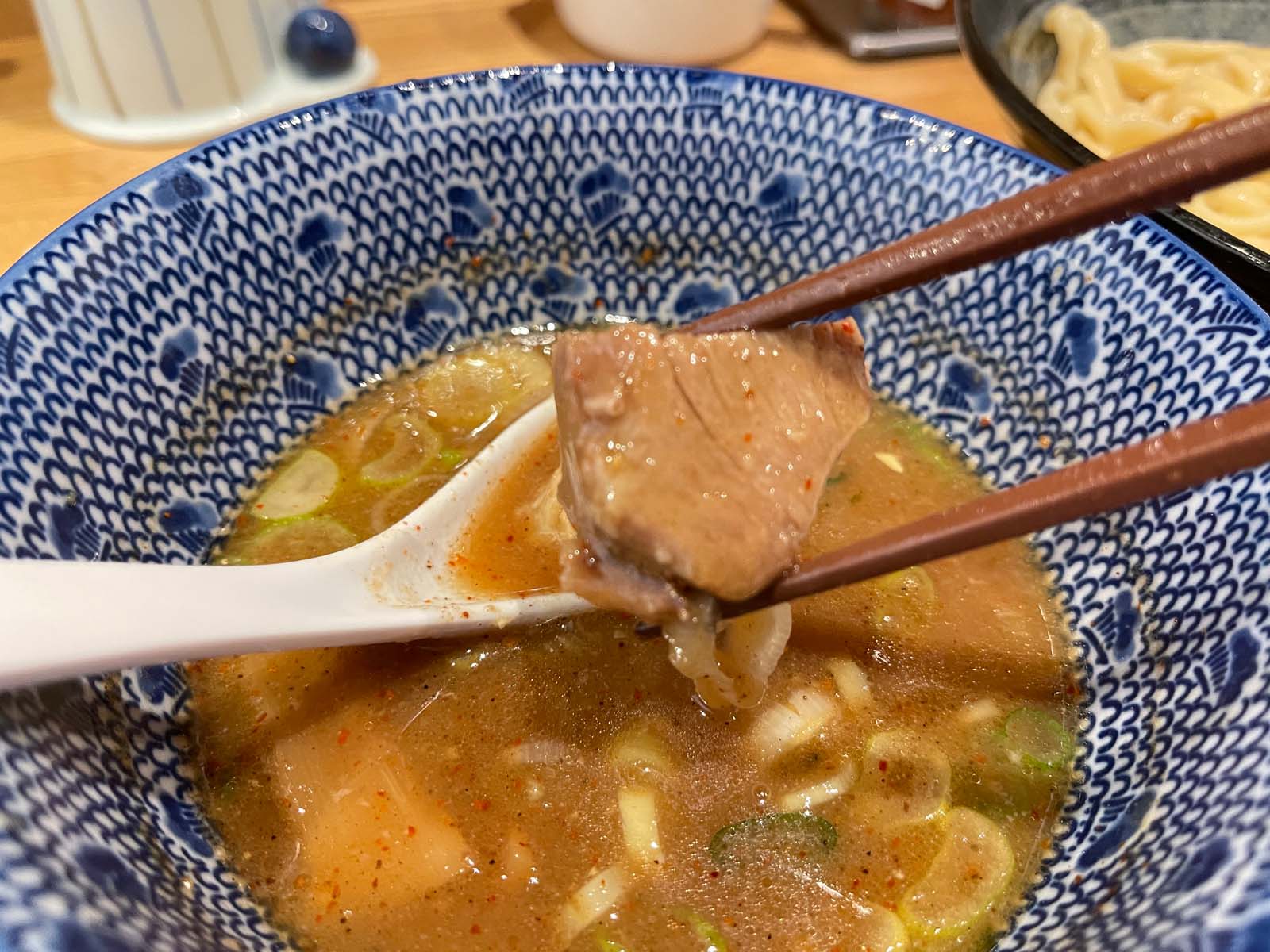 つけ麺 はま紅葉で、魚介豚骨スープの細麺・平打ち手揉み縮れ麺食べた！／横浜日ノ出町