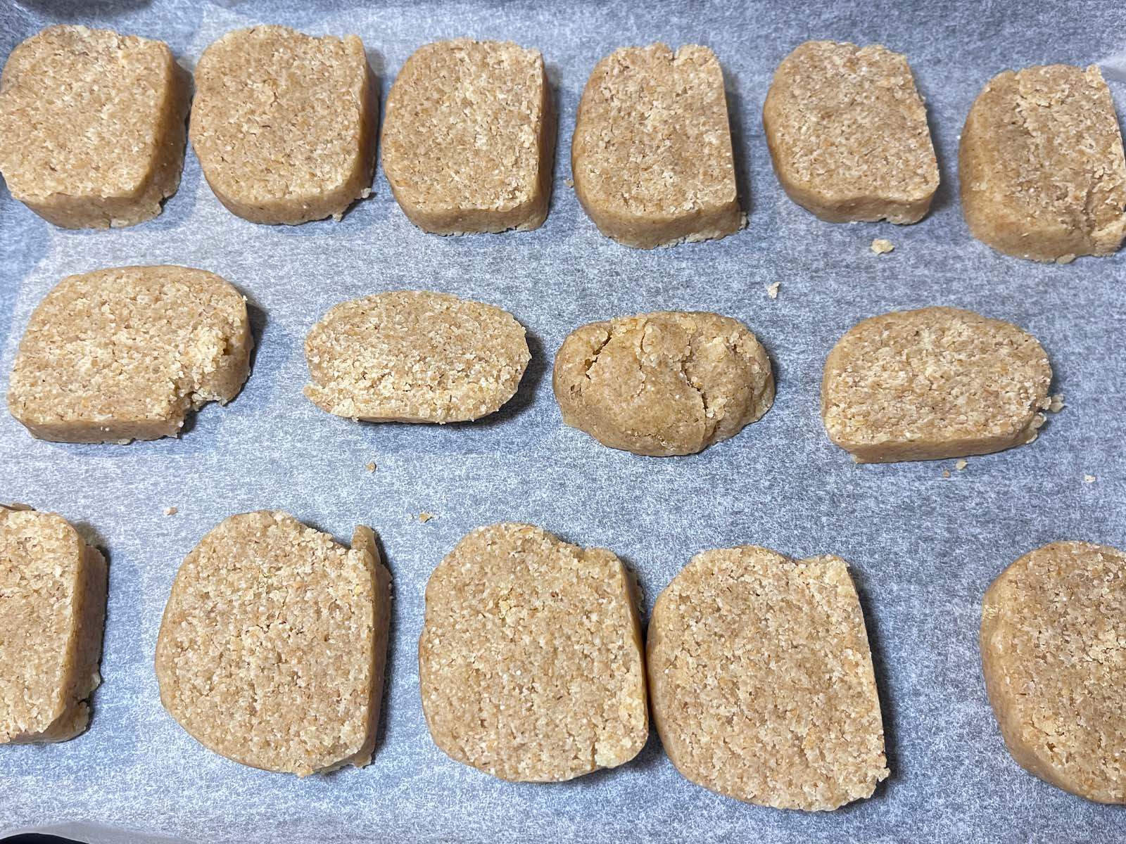 全粒粉と強力粉を使って硬めなザクザククッキーを作ったよ！