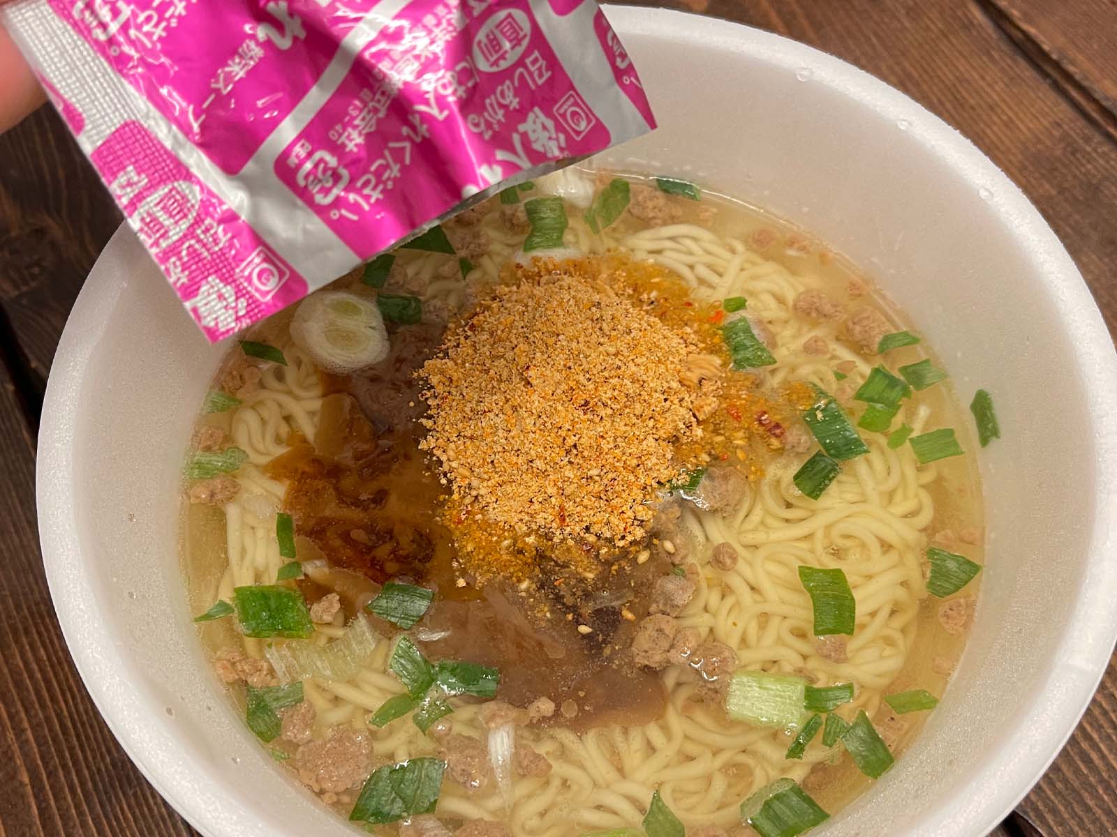 らぁ麺 飯田商店の沼津店限定 担々麺のカップ麺をセブンイレブンで買ったよ！