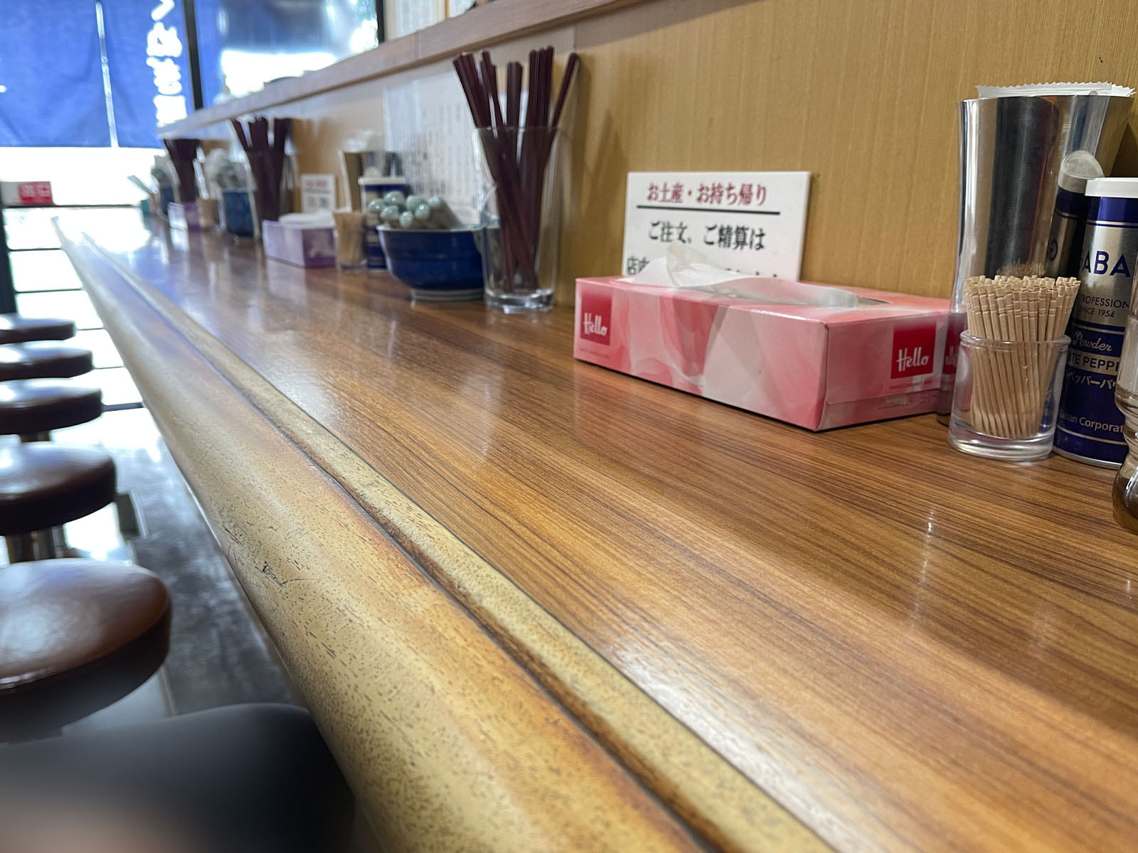 ワンタンスープ専門店「くぬぎ屋」で醤油と塩味、鶏そぼろ飯を食べたよ！／横浜関内