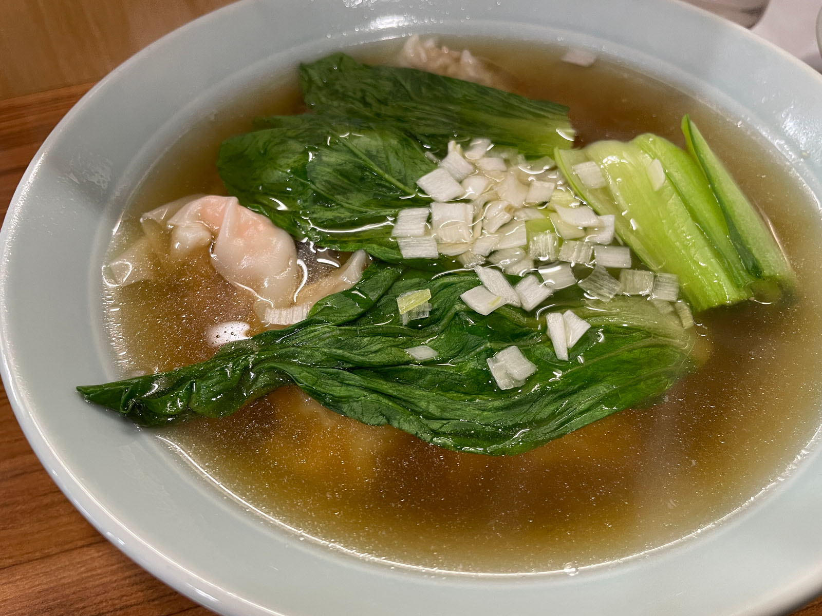 ワンタンスープ専門店「くぬぎ屋」で醤油と塩味、鶏そぼろ飯を食べたよ！／横浜関内