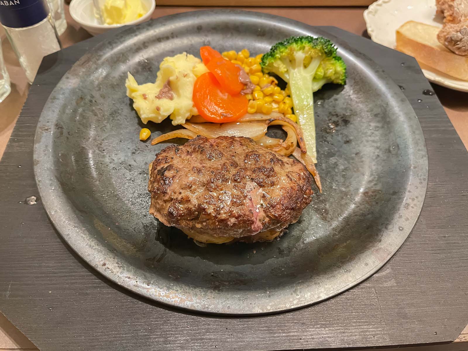 精肉店 尾島商店の「OJIMA DINING」で黒毛和牛ハンバーグと骨付きテールスープ食べた！横浜桜木町