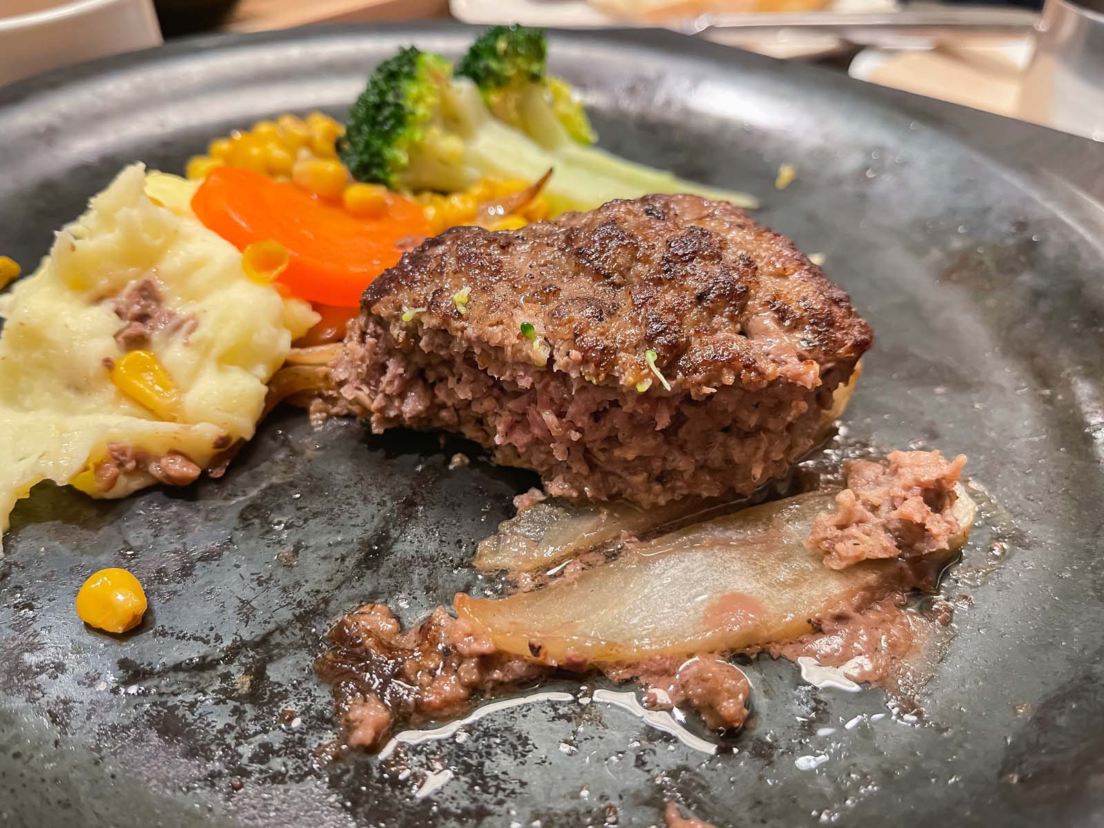 精肉店 尾島商店の「OJIMA DINING」で黒毛和牛ハンバーグと骨付きテールスープ食べた！横浜桜木町