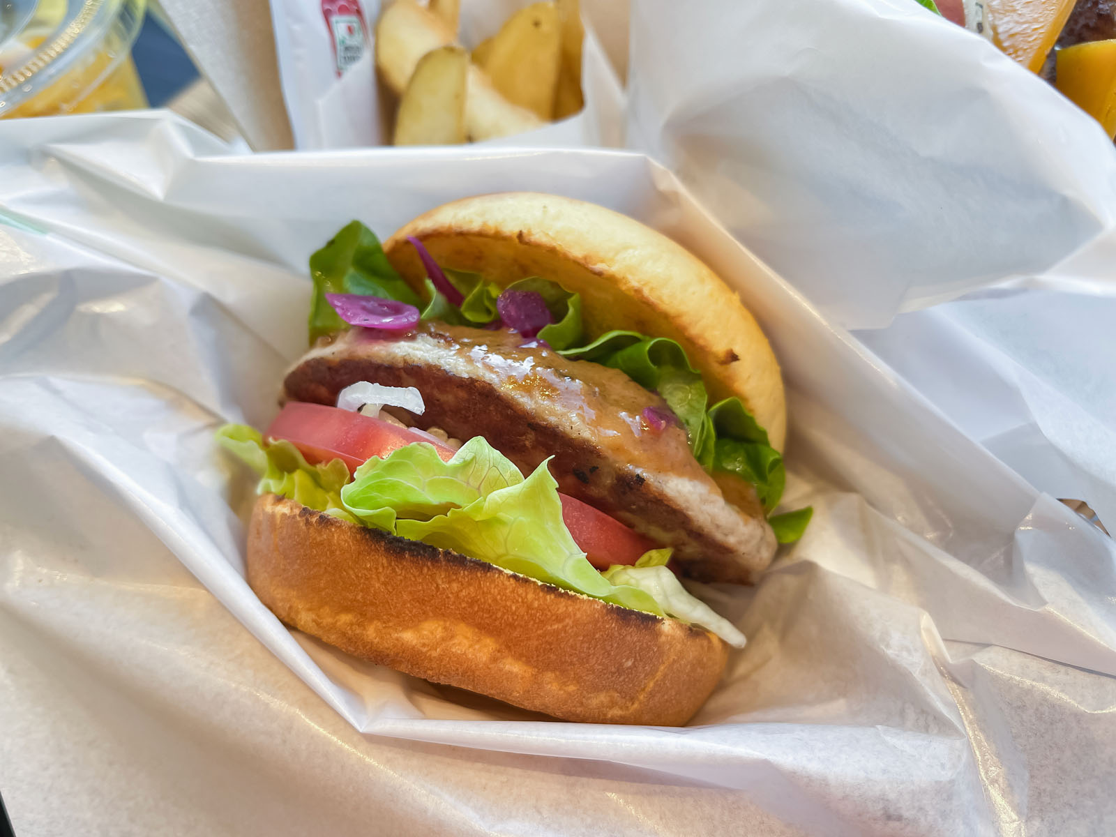 お肉の日(29日)にフレッシュネスバーガーでクラシックWWバーガー、ガーデンサラダバーガー食べた！